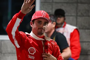 Charles Leclerc (MON ) Ferrari merayakan posisi terdepannya di kualifikasi parc ferme.Kejuaraan Dunia Formula 1, Rd 22,