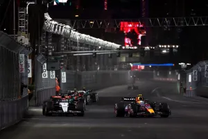 Daniel Ricciardo (AUS ) AlphaTauri AT04 dan Sergio Perez (MEX) Red Bull Racing RB19 berebut posisi.Dunia Formula 1
