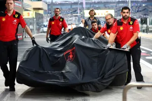 Ferrari mechanics with the damaged Ferrari SF-23 of Carlos Sainz Jr (ESP) Ferrari in the pits in the second practice