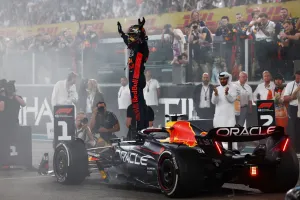 Pemenang lomba Max Verstappen (NLD) Red Bull Racing RB19 merayakan di parc ferme.Kejuaraan Dunia Formula 1, Rd 23, Abu