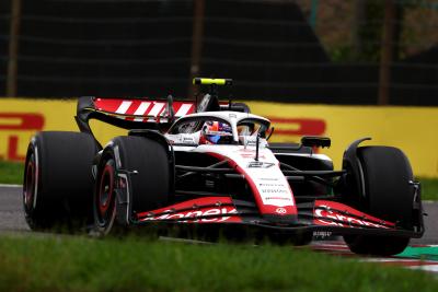 Nico Hulkenberg ơn track for Haas.