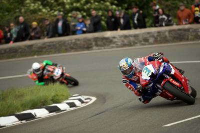 Isle of Man TT: Supersport Race 1 - as it happened | Crash