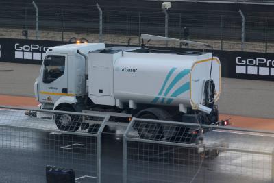 Track cleaning on a wet Aragon track