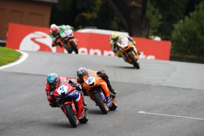 Jack Kennedy leads TJ Toms, 2024 Oulton Park BSB, Supersport. Credit: Honda Racing UK.