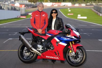 Havier Beltran with DAO Racing team owner Sommai Nantakoon with a Honda CBR1000RR-R. Credit: British Superbike Championship.