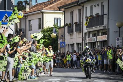 Rossi mengendarai M1 dari Tavullia ke Misano!