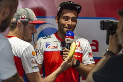 Jack Miller plays a joke on Danilo Petrucci, MotoGP 2018