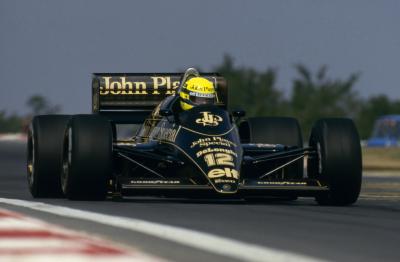 Bertentangan dengan 'salinan lengkap' livery John Player Special Lotus F1