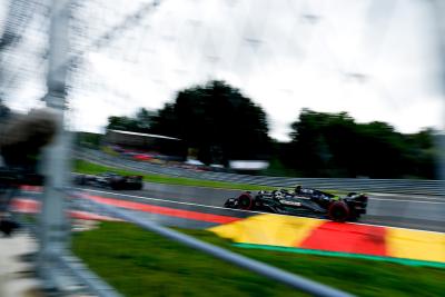 Mercedes menjelaskan mengapa Hamilton dan Russell 'saling tersandung' di Spa