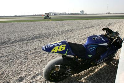 Kilas balik: Rossi, kontroversi grid Biaggi saat Gibernau menjuarai MotoGP Qatar pertama