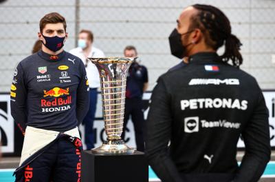 Verstappen Buat Hamilton Terguncang saat Pertarungan Gelar 2021