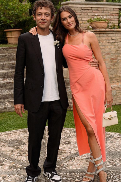 Valentino Rossi menghadiri foto pernikahan Luca Marini lalu kembali naik sepeda