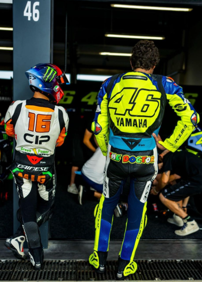 Valentino Rossi menghadiri foto pernikahan Luca Marini lalu kembali naik sepeda