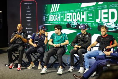 Hamilton disagrees with rivals in Jeddah: “Hopefully everyone gets home safely