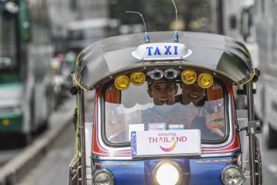 Marquez tours Bangkok, drives Tuk-Tuk!