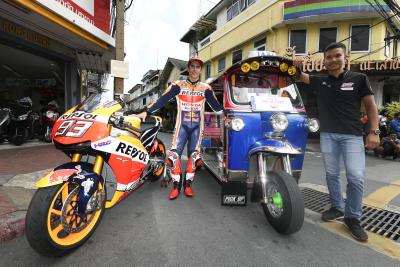 Marquez tours Bangkok, drives Tuk-Tuk!