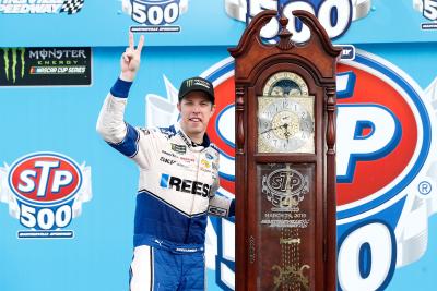 Keselowski menghancurkan lapangan di Martinsville