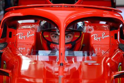 Carlos Sainz Bungkam Soal Kecelakaan Tes Ban Pirelli 18 Inci