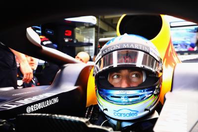 Ricciardo mengalahkan Hamilton di FP1 Jerman