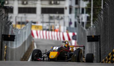 Ticktum snatches late Macau GP pole from Ilott