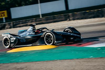 Tim Formula E Mercedes menyelesaikan tes pertama yang 