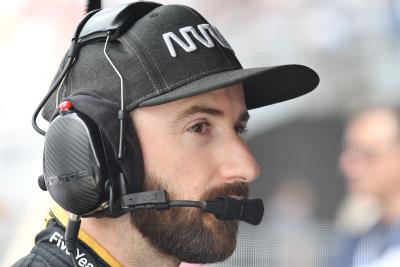 James Hinchcliffe berjalan menjauh dari shunt kualifikasi Indy 500