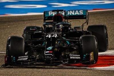 Hamilton memuncaki F1 GP Bahrain, FP2, terganggu oleh shunt Albon dan anjing liar