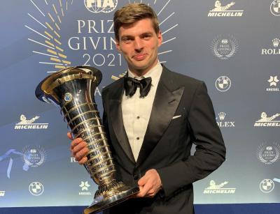 Verstappen Menerima Trofi Juara Dunia F1 pada Gala FIA