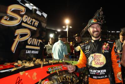 Martin Truex, Jr mengalahkan Kevin Harvick untuk mengklaim kemenangan di Las Vegas