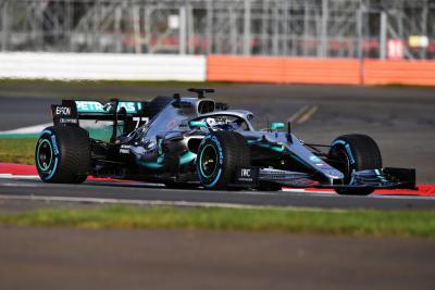 Mercedes F1 mengungkap mobil W10 dengan livery segar