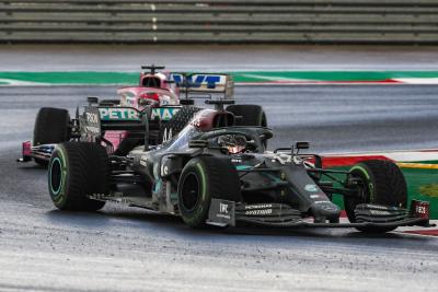 Hamilton menikmati pertarungan melawan tim F1 Red Bull yang 'lebih kuat' dengan Perez