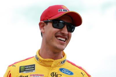 Logano naik ke permukaan dalam Tahap 2 di Vegas