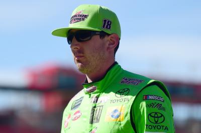 Kyle Busch menang dalam lari satu putaran untuk memenangkan tahap pembukaan Klub Otomatis