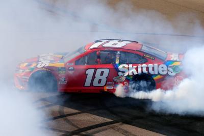 Kyle Busch mencetak NASCAR menang 199 di Phoenix