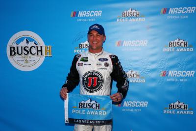 Kevin Harvick merebut pole Vegas di detik terakhir