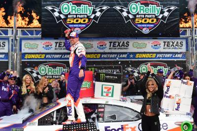 Denny Hamlin pulih untuk membawa kemenangan Texas