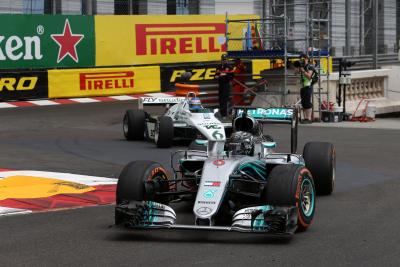 Rosbergs mendemonstrasikan mobil F1 pemenang gelar di Monako