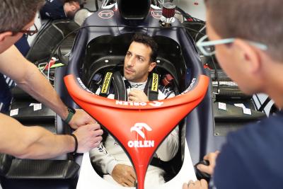 FOTO: Ricciardo Berpose dengan Seragam AlphaTauri