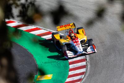 Ryan Hunter-Reay menerobos dalam latihan sore di Laguna Seca