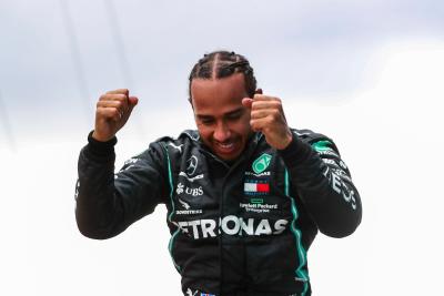Juara F1 Lewis Hamilton mendapatkan gelar kebangsawanan dalam daftar penghargaan Tahun Baru