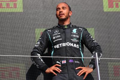 Lewis Hamilton Menilai Verstappen Tidak Memberinya Ruang