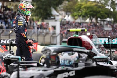 'Jelas ada sesuatu yang terjadi' dengan sayap belakang Mercedes F1 - Verstappen