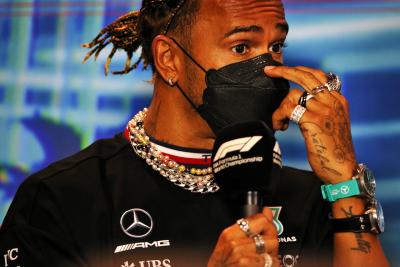 Hamilton Sebut Pelarangan Soal Perhiasan di F1 