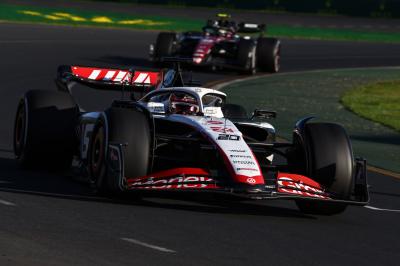 Fans Terkena Debries dari Mobil Magnussen di F1 GP Australia