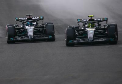 Mercedes menjelaskan mengapa Hamilton dan Russell 'saling tersandung' di Spa