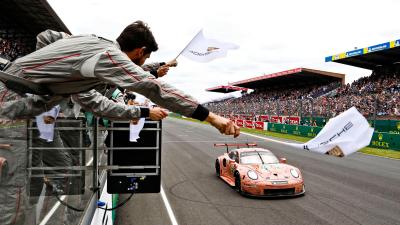 Porsche merayakan kemenangan Le Mans 'babi merah muda'