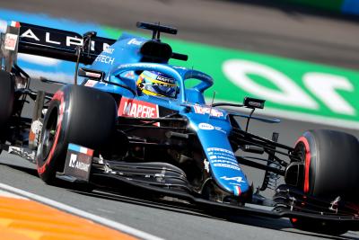Alonso Beruntung Tidak Menabrak saat Memburu Sainz