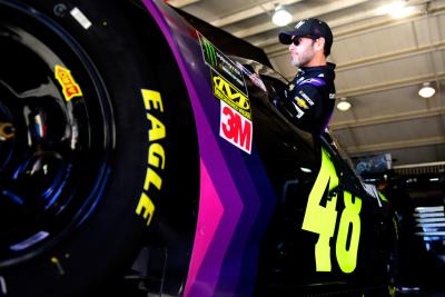 Jimmie Johnson memenangkan pole Texas setelah mendominasi sesi