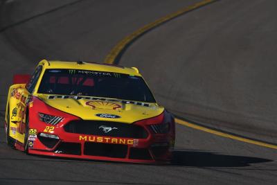 Joey Logano mengalahkan Jimmie Johnson untuk kemenangan Texas Tahap 1