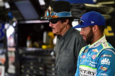 Bubba Wallace selamat dari kekacauan untuk menempati urutan ke-3 di Indianapolis